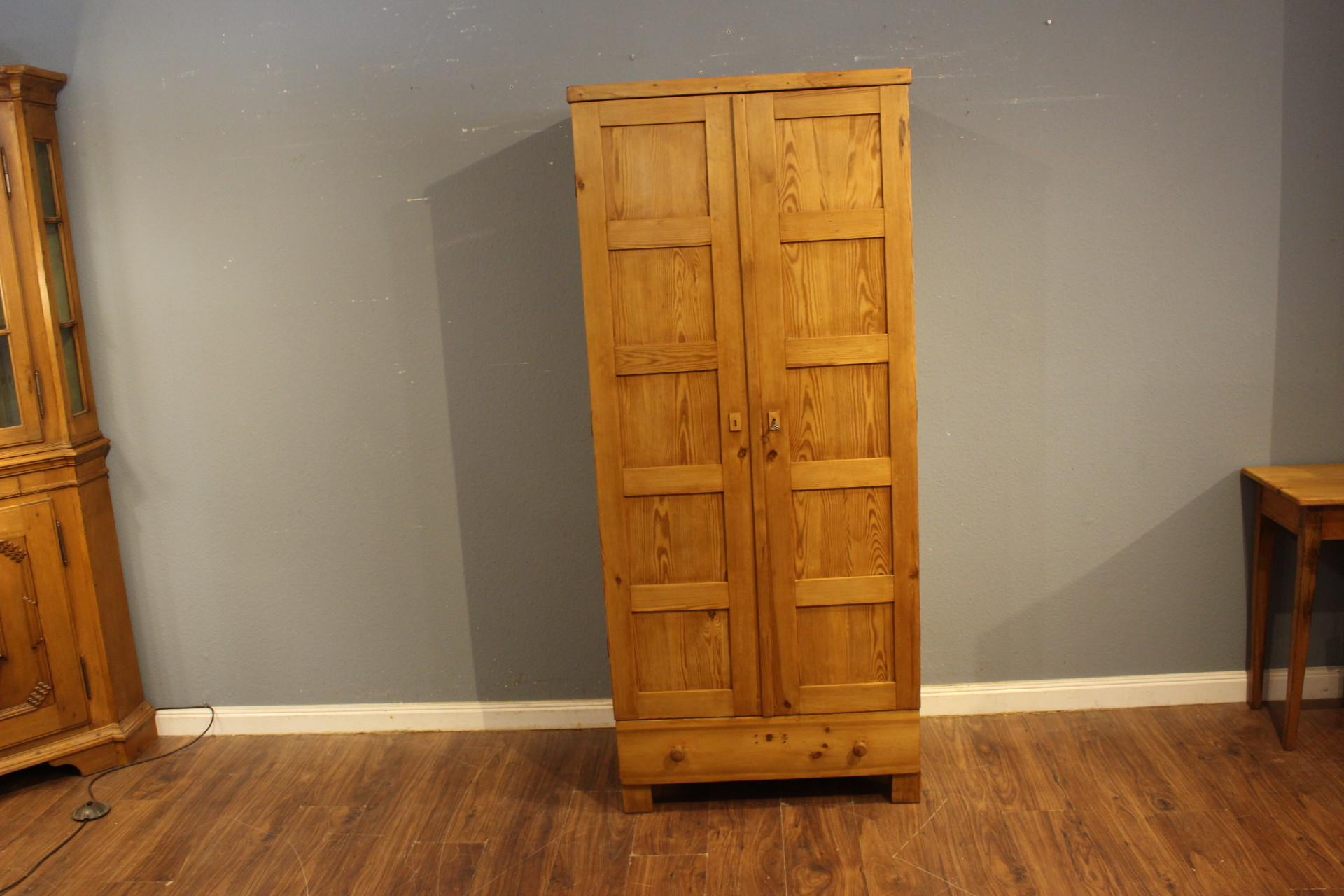  antiker Wäscheschrank mit Schublade, Bauhaus (Art.-Nr. 05197)