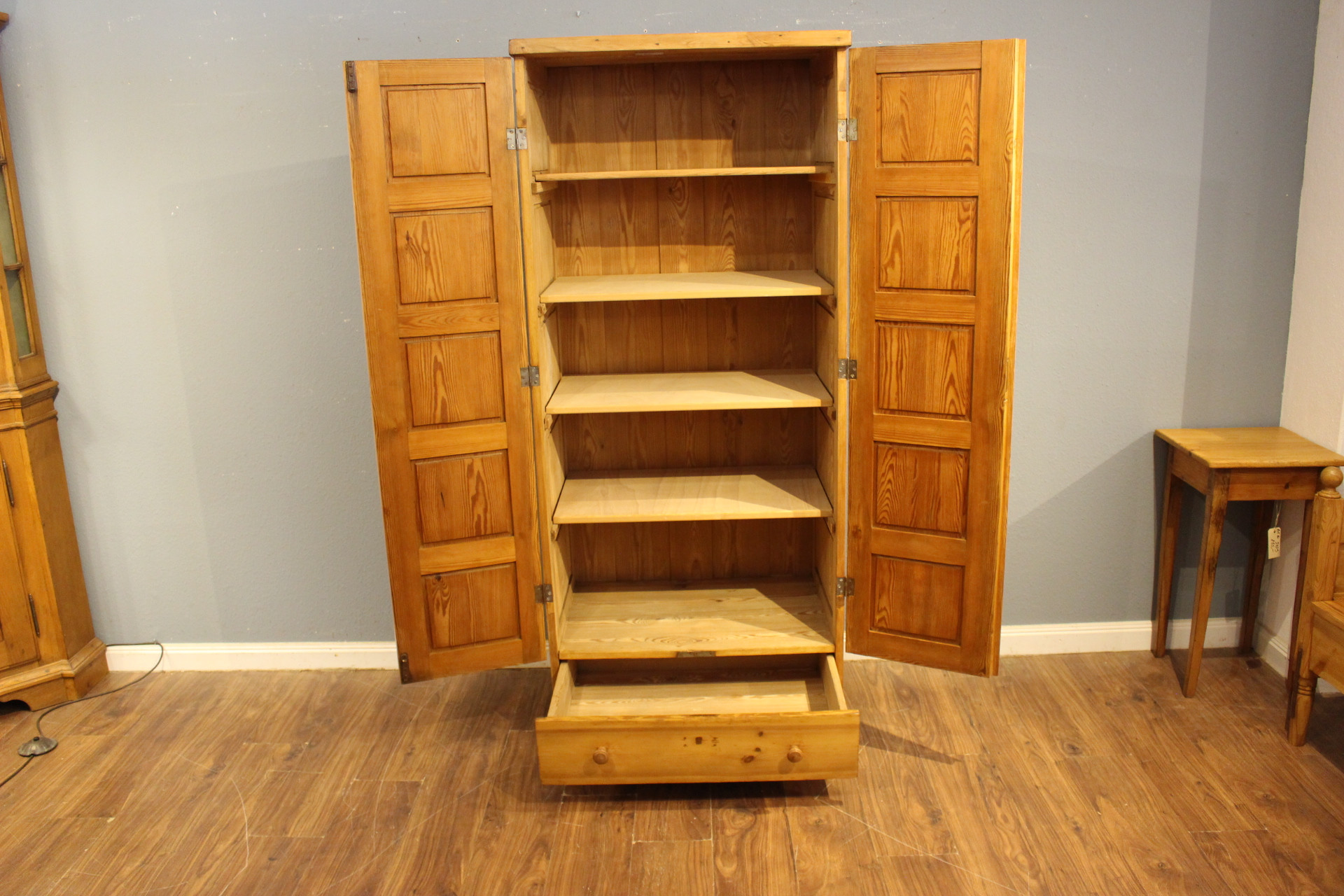  antiker Wäscheschrank mit Schublade, Bauhaus (Art.-Nr. 05197)