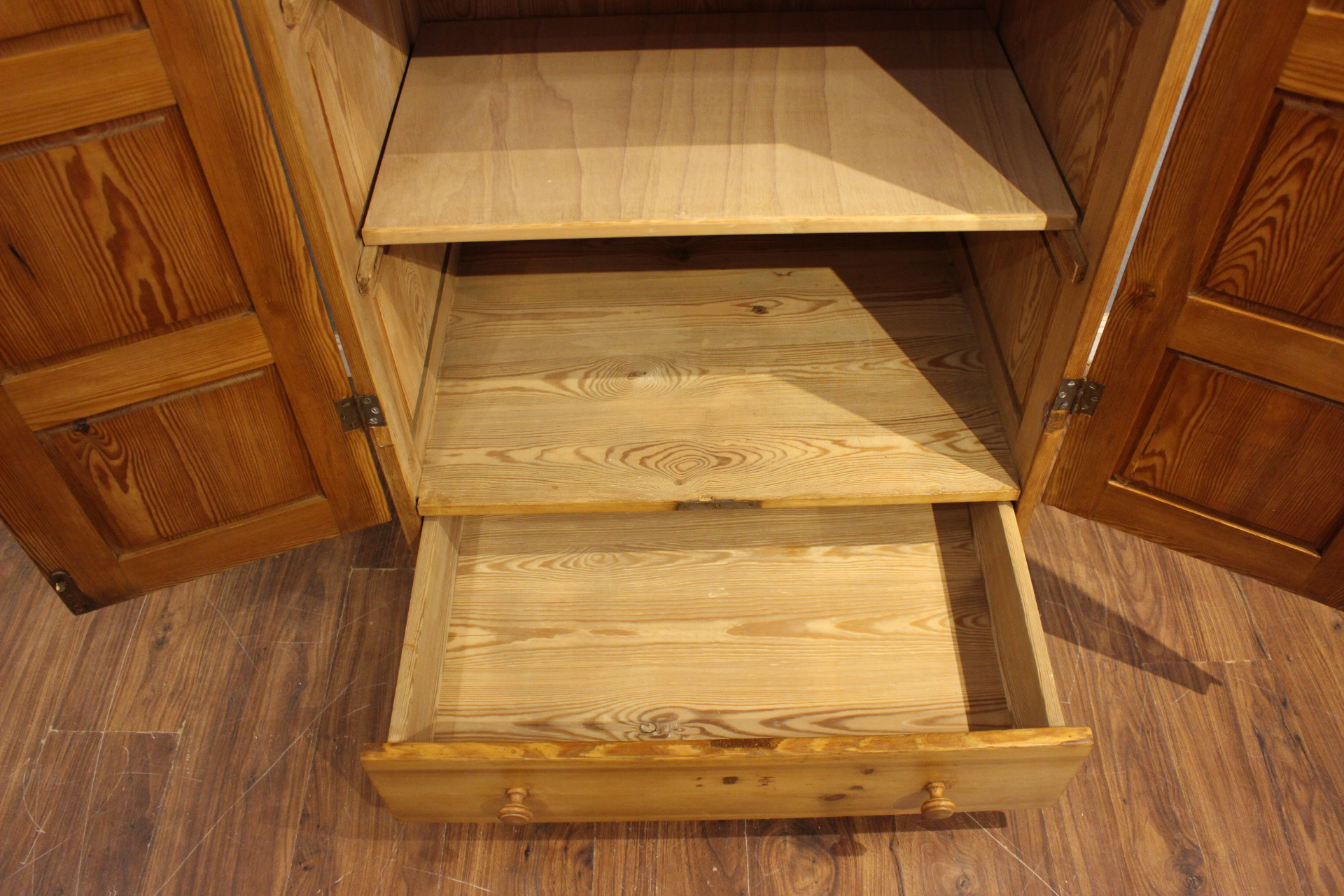  antiker Wäscheschrank mit Schublade, Bauhaus (Art.-Nr. 05197)
