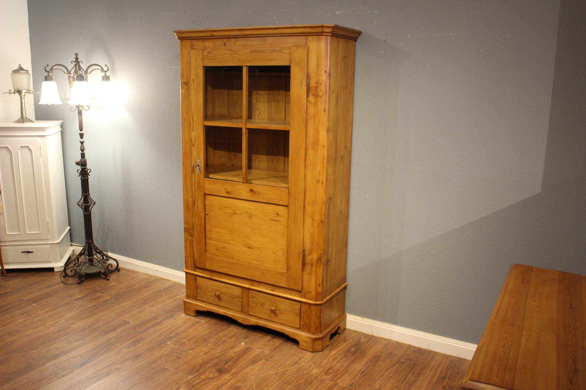 Vitrinen Regale und Bücherschränke