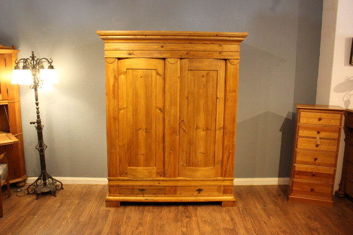 Dänischer Kleiderschrank mit gewölbten Türen  und zwei Schüben (Art.-Nr. 05066)