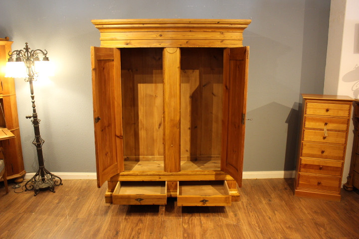 Dänischer Kleiderschrank mit gewölbten Türen  und zwei Schüben (Art.-Nr. 05066)