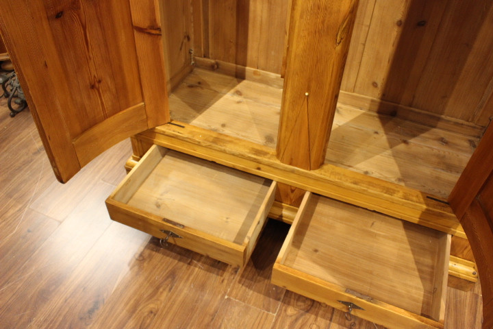 Dänischer Kleiderschrank mit gewölbten Türen  und zwei Schüben (Art.-Nr. 05066)