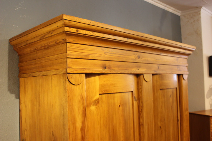 Dänischer Kleiderschrank mit gewölbten Türen  und zwei Schüben (Art.-Nr. 05066)