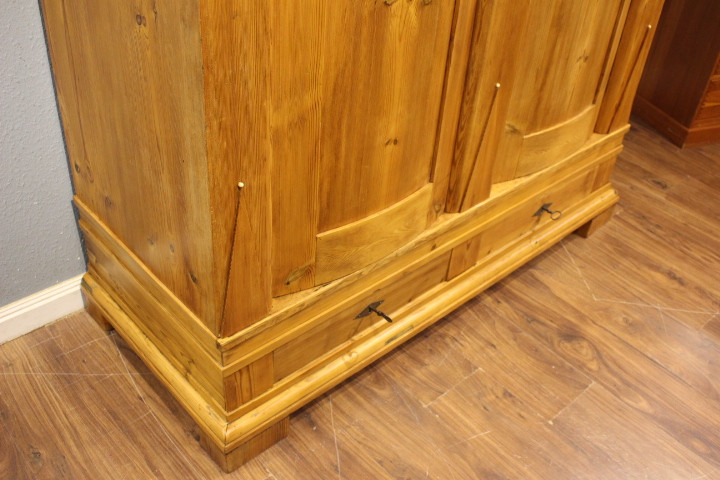 Dänischer Kleiderschrank mit gewölbten Türen  und zwei Schüben (Art.-Nr. 05066)