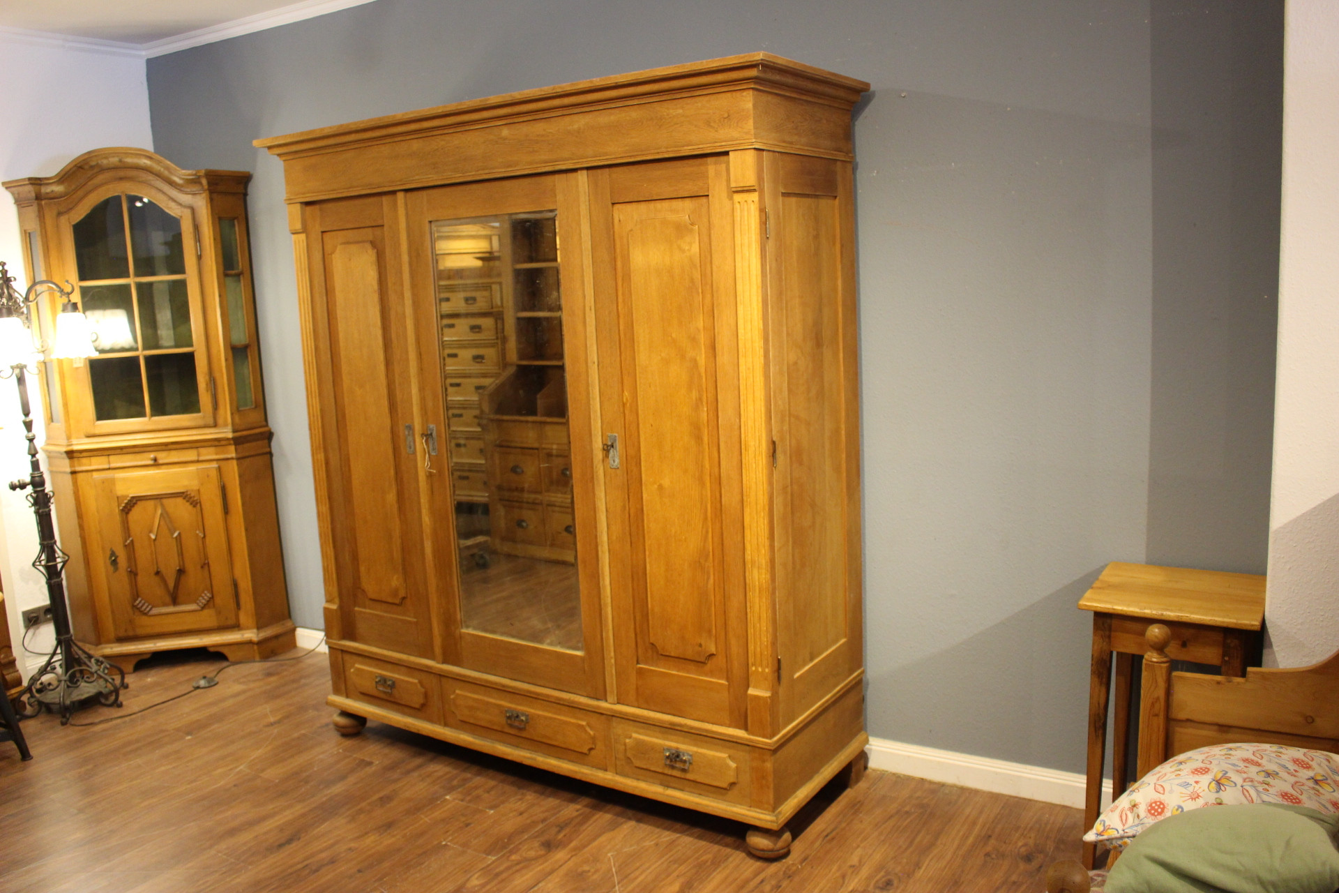  Kleiderschrank, dreitürig, Eiche massiv (Art.-Nr. 05091)