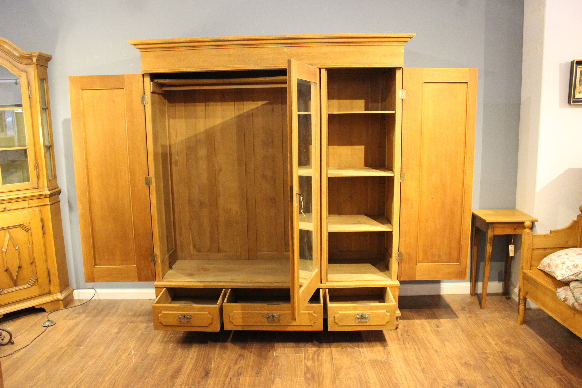  Kleiderschrank, dreitürig, Eiche massiv (Art.-Nr. 05091)