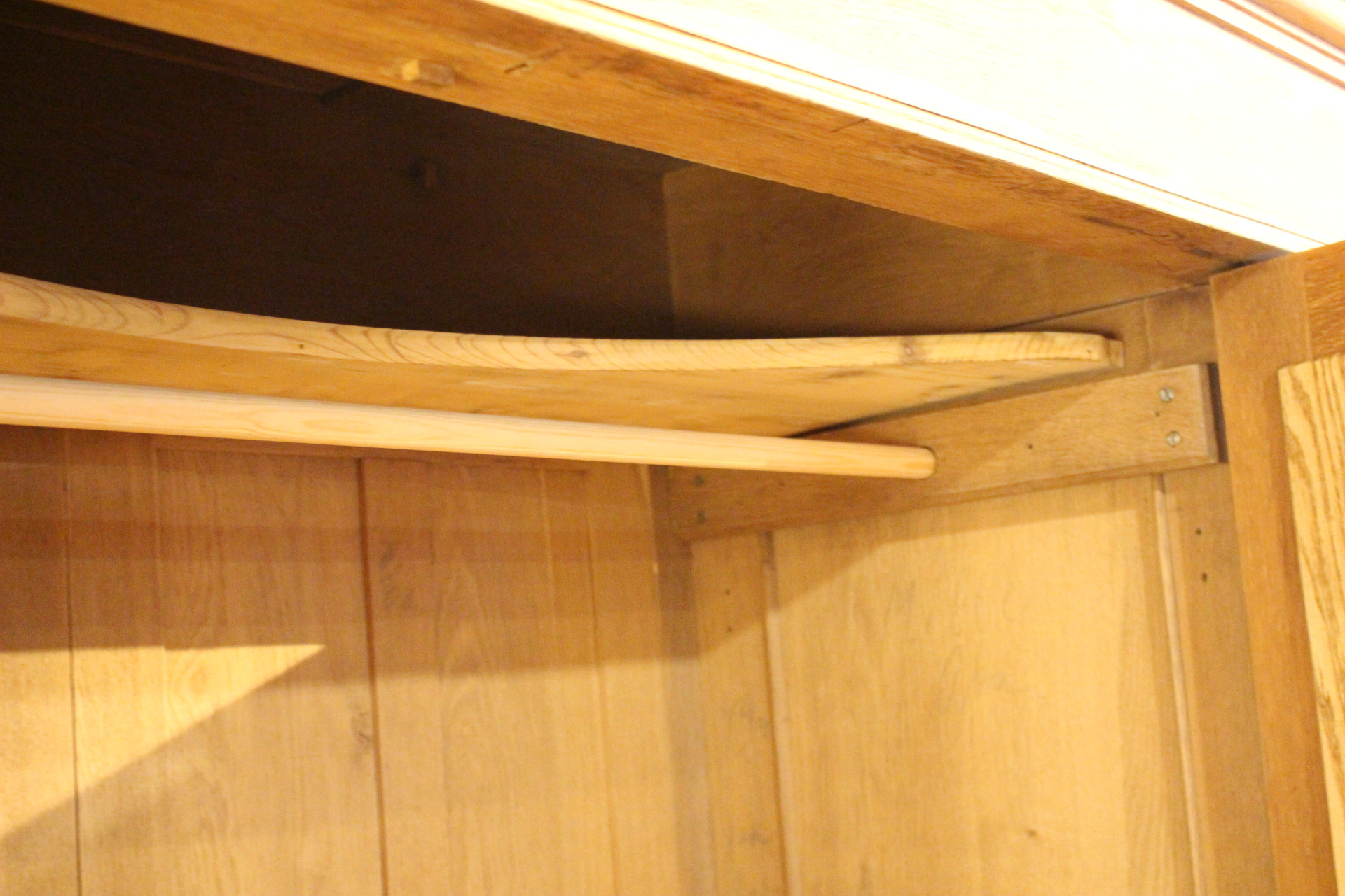  Kleiderschrank, dreitürig, Eiche massiv (Art.-Nr. 05091)