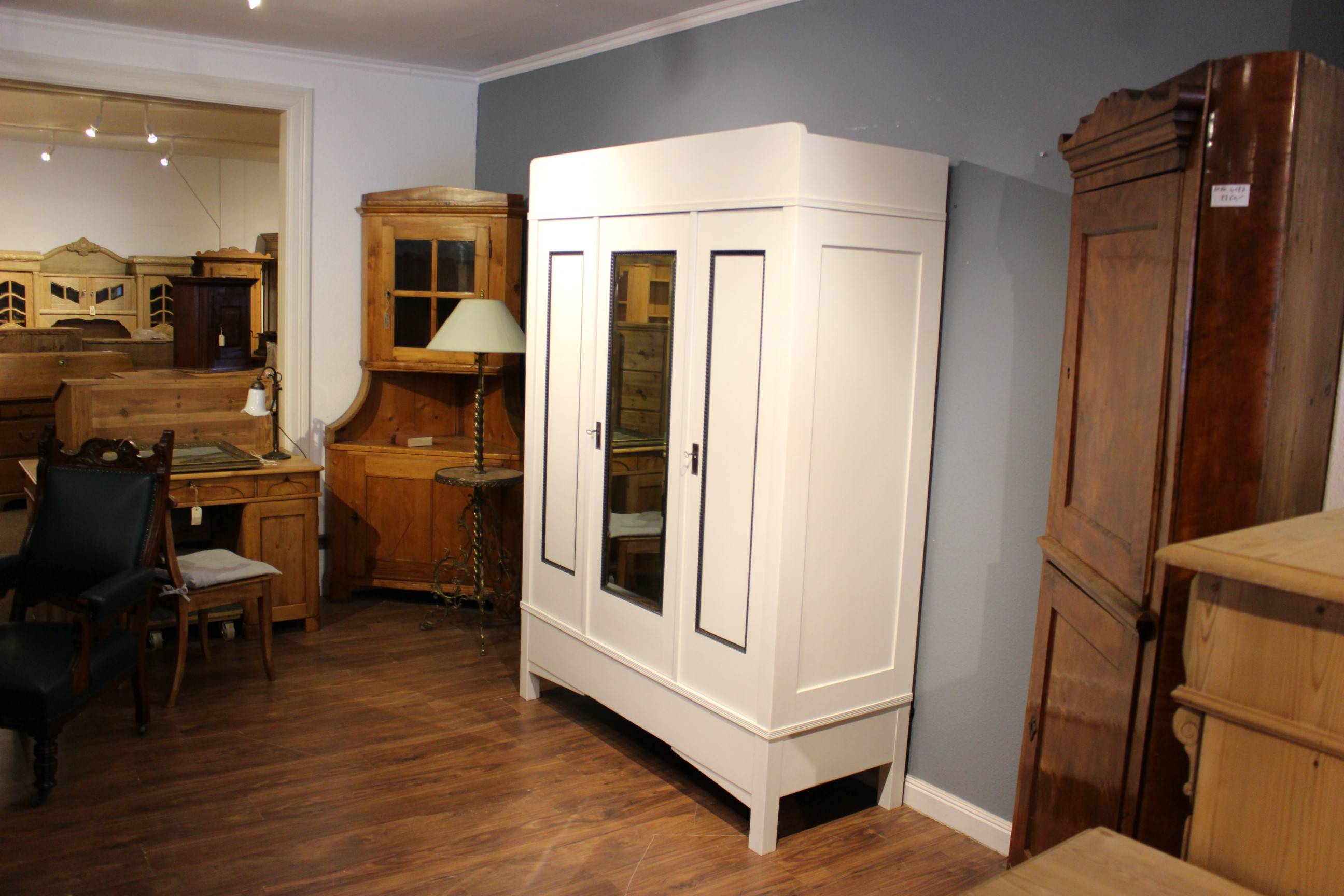  Kleiderschrank, Spiegelschrank, Art deco, Eiche, als Beispiel weiß gestrichen, Landhausstil. (Art.-Nr.: 03726)