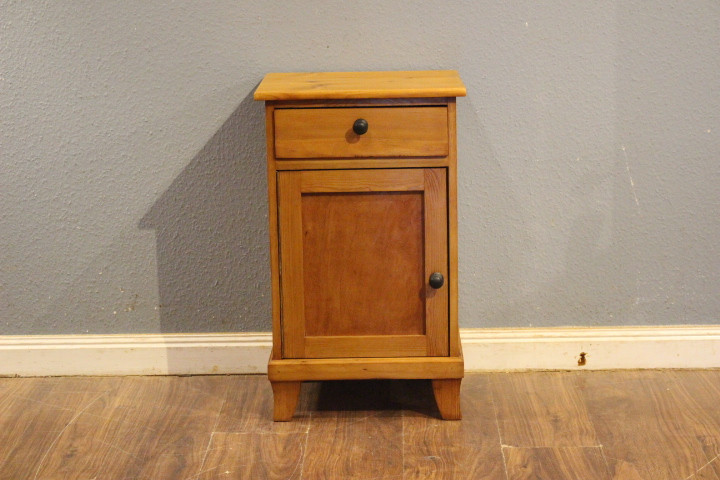  Kleiner Nachtschrank, Kiefer, 20er Jahre  (Art.-Nr.: 05187)