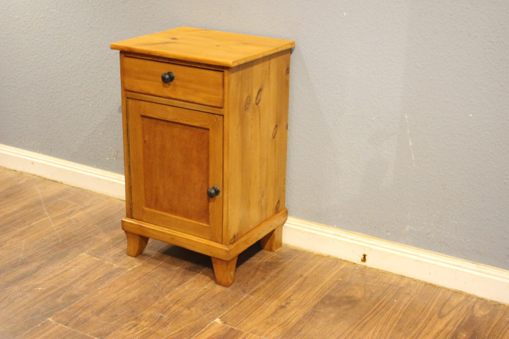  Kleiner Nachtschrank, Kiefer, 20er Jahre  (Art.-Nr. 05187)