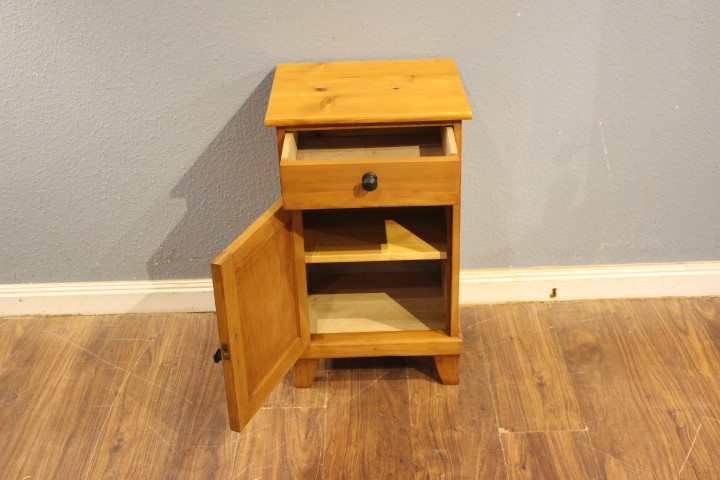  Kleiner Nachtschrank, Kiefer, 20er Jahre  (Art.-Nr. 05187)