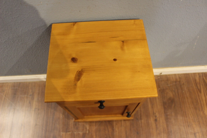  Kleiner Nachtschrank, Kiefer, 20er Jahre  (Art.-Nr. 05187)