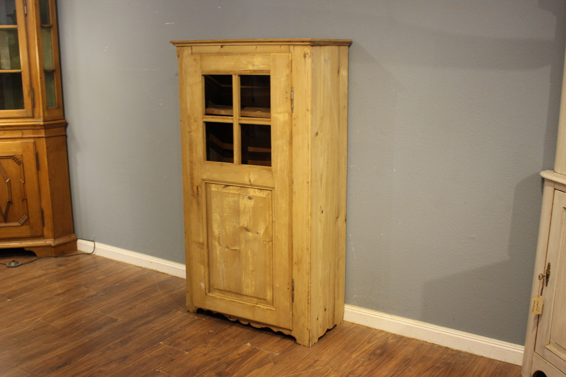 Alte bäuerlicher Vitrine, Vorratsschrank in Kiefer antik (Art.-Nr. 05220)