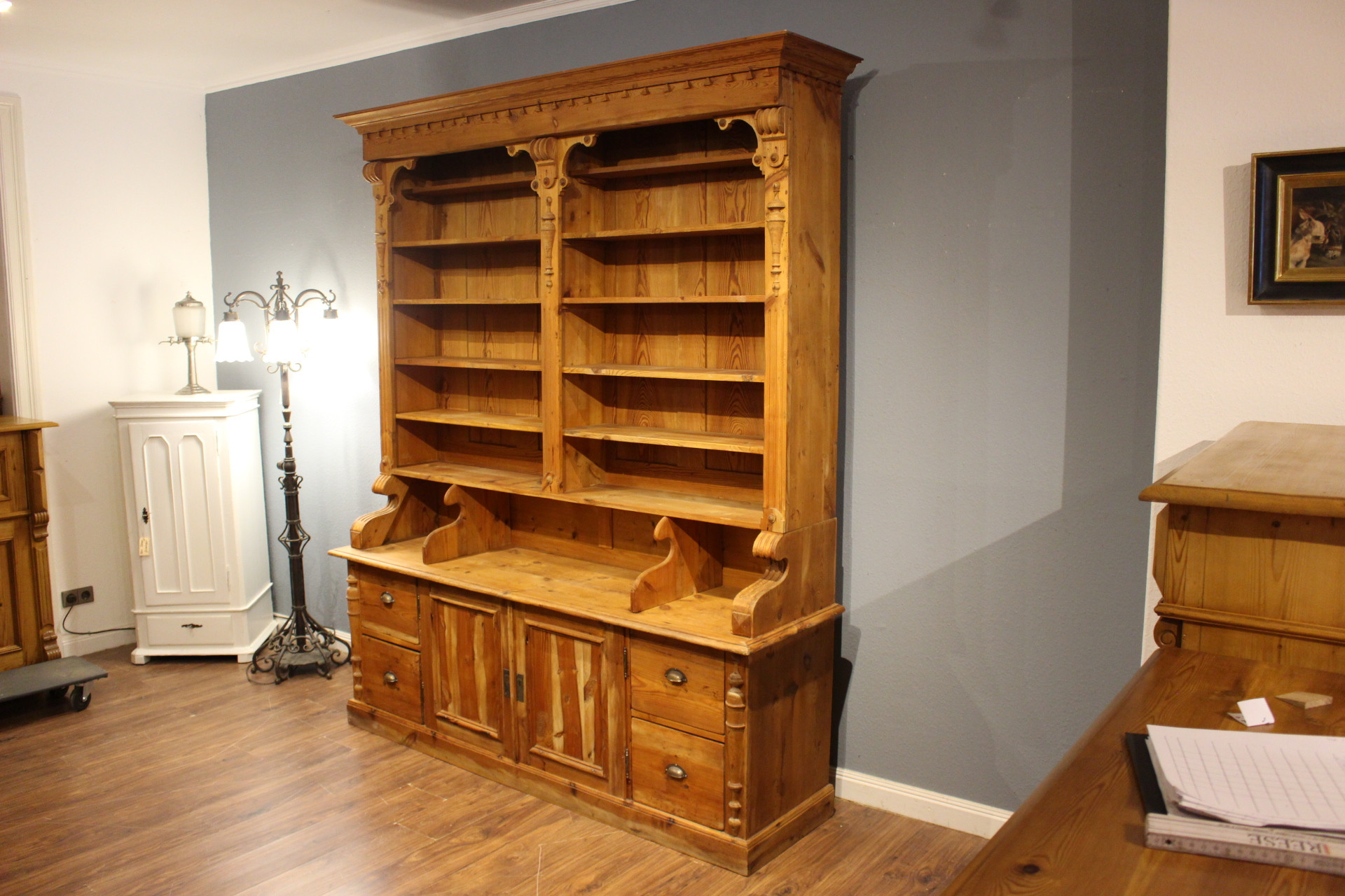 Alte Tresenrückenwand, Ladeneinrichtung, schönes Bücherregal (Art.-Nr. 05132)