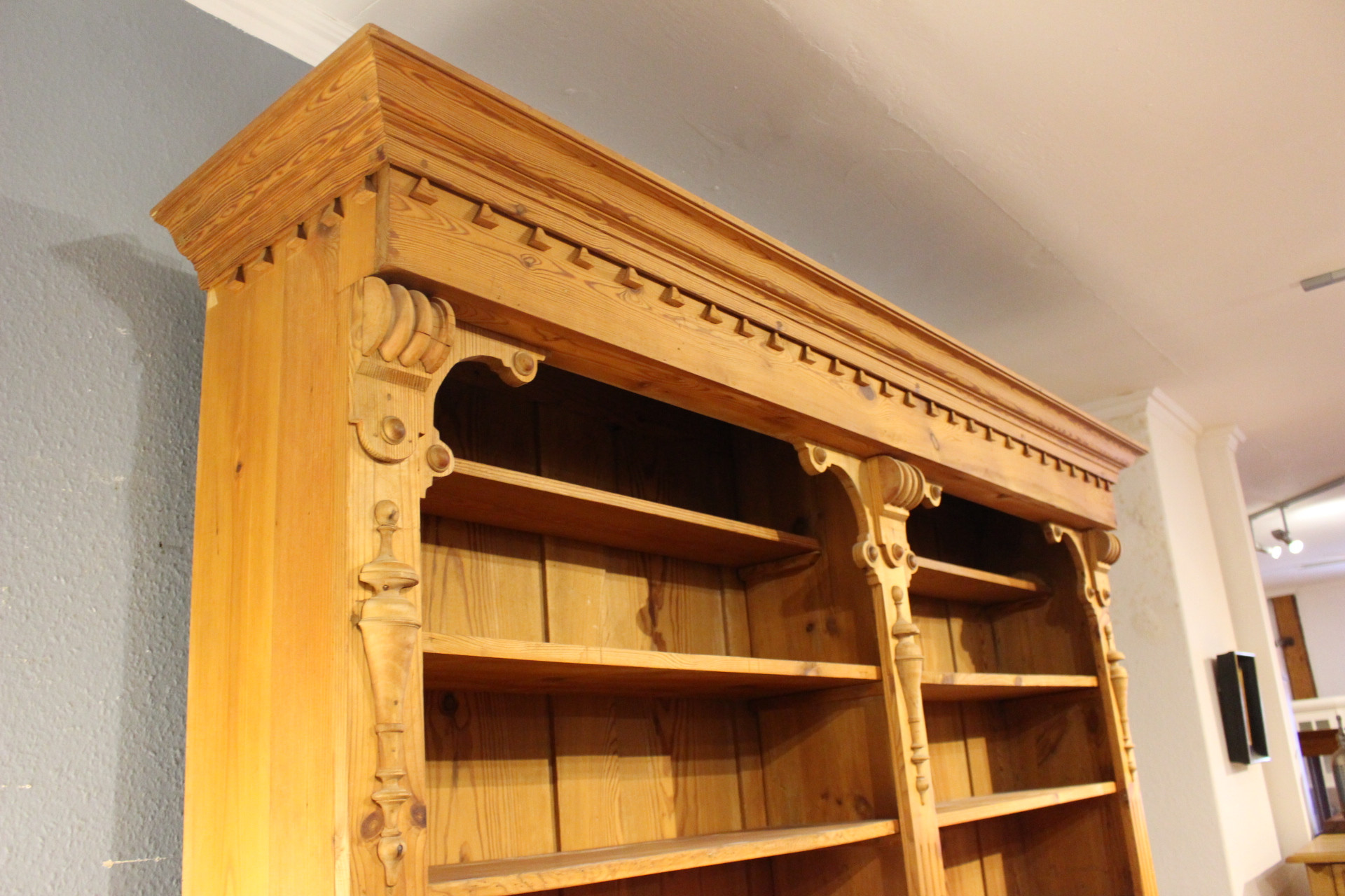 Alte Tresenrückenwand, Ladeneinrichtung, schönes Bücherregal (Art.-Nr. 05132)