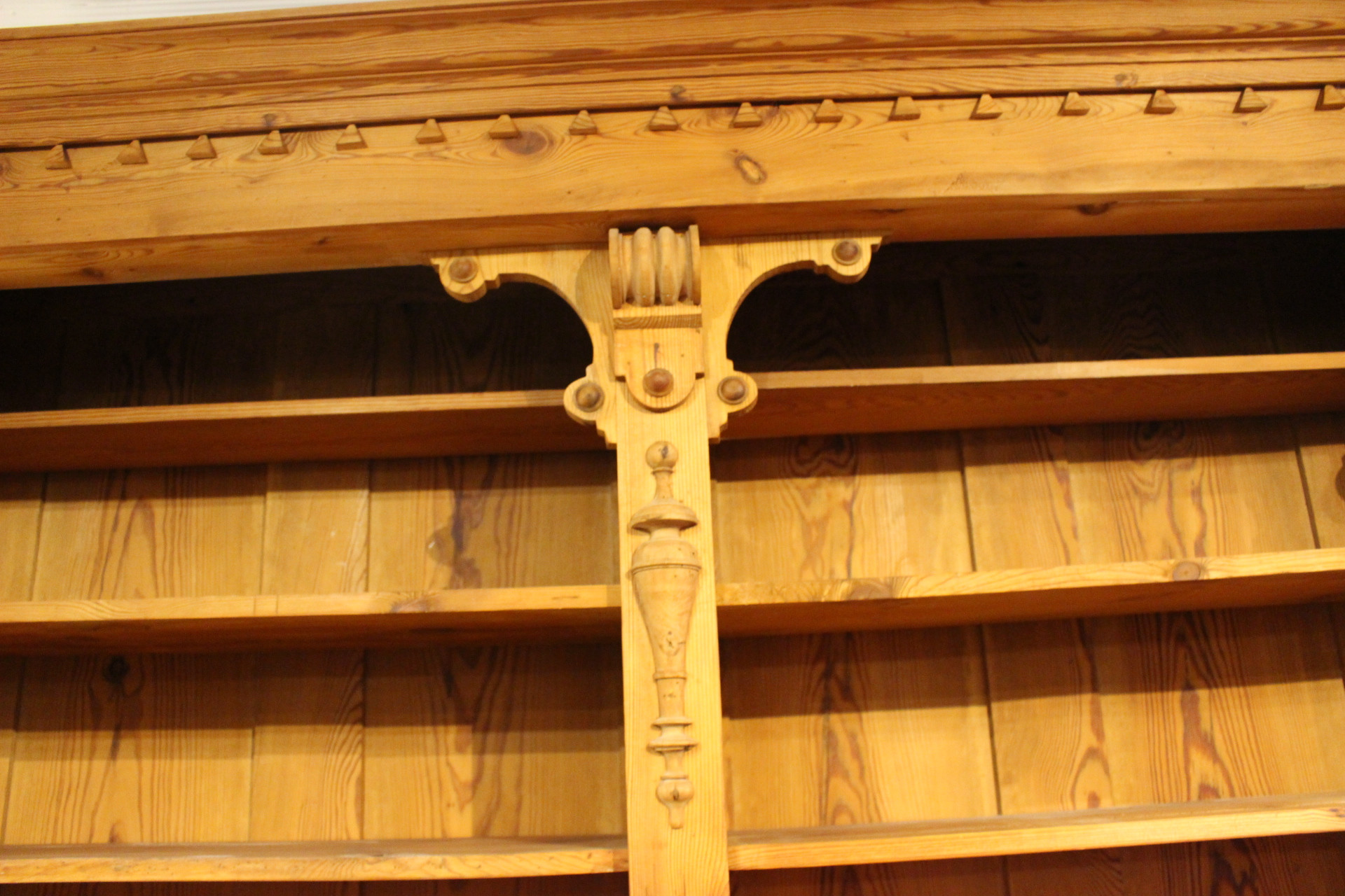 Alte Tresenrückenwand, Ladeneinrichtung, schönes Bücherregal (Art.-Nr. 05132)