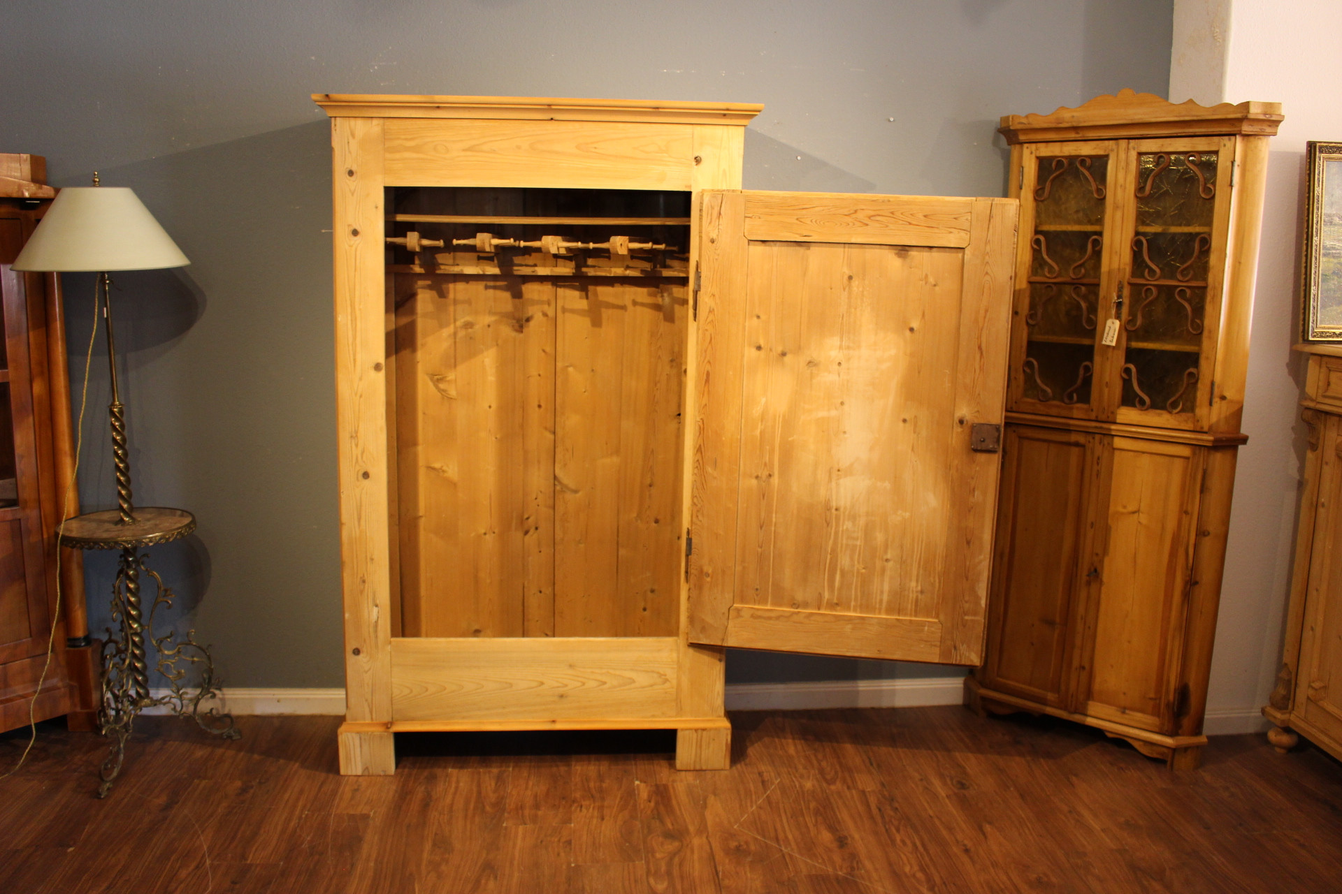 Alter Bauernschrank, Wäscheschrank in Kiefer antik, eintürig (Art.-Nr. 04512)