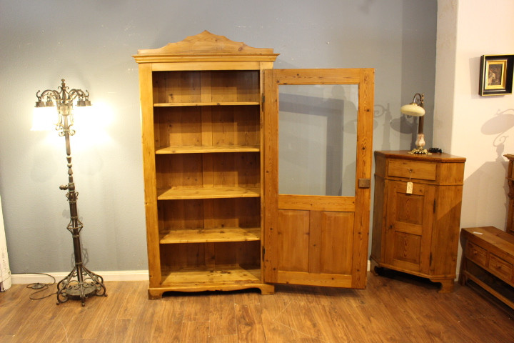 Alte bäuerlicher Vitrine, Vorratsschrank in Kiefer antik (Art.-Nr. 04092)