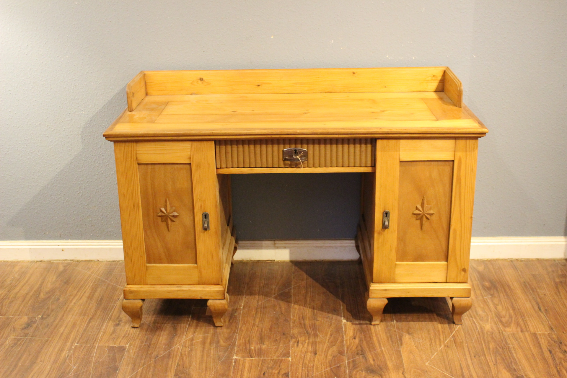 Alter Büroschreibtisch Kiefer (Art.-Nr.: 03633)