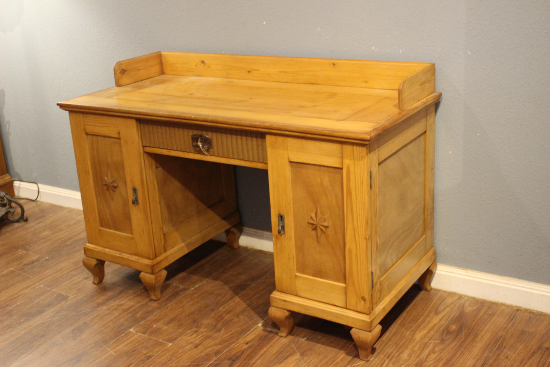 Alter Büroschreibtisch Kiefer (Art.-Nr. 03633)