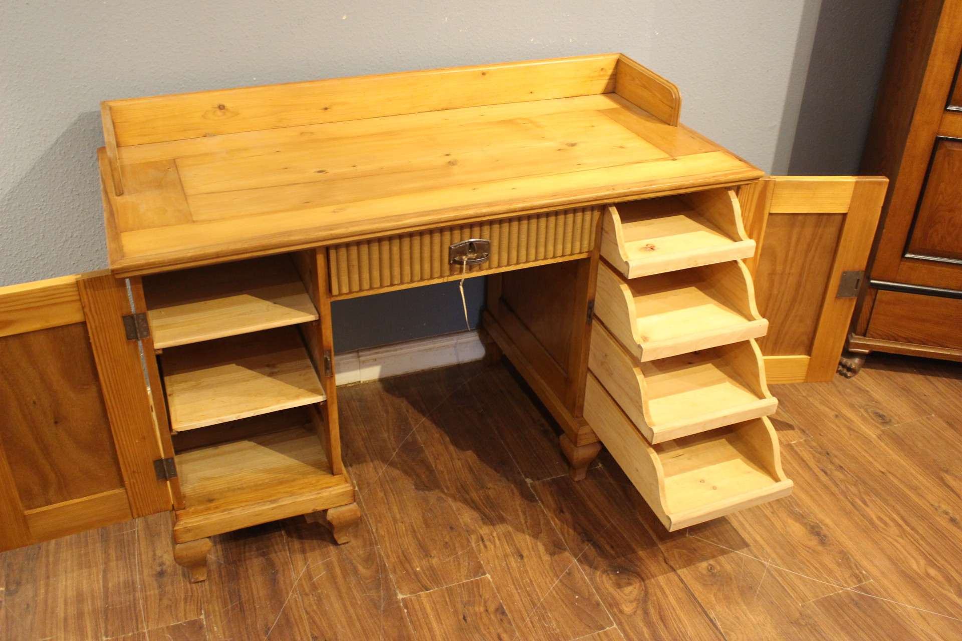 Alter Büroschreibtisch Kiefer (Art.-Nr. 03633)