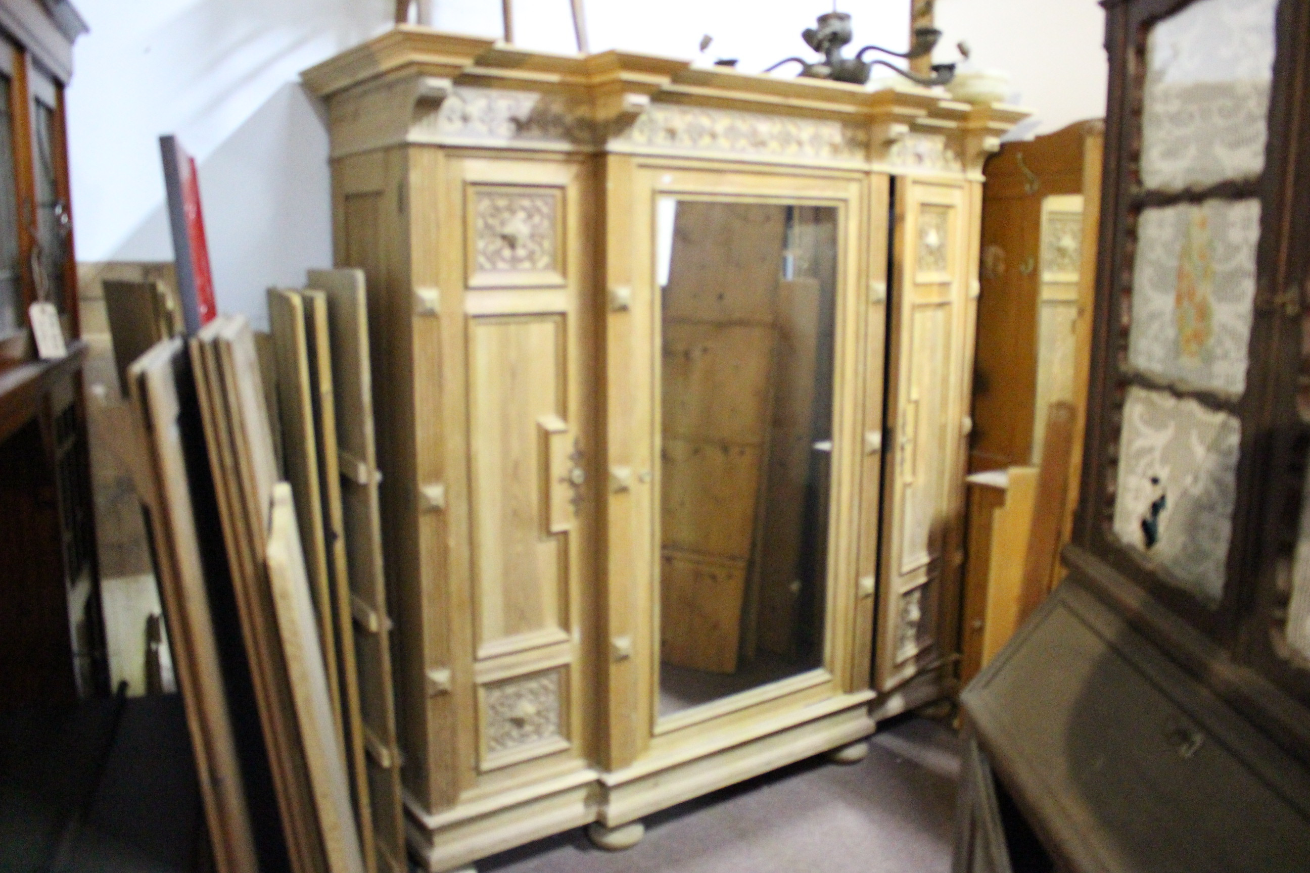 Alter Dielenschrank, Kleiderschrank Kiefer gelaugt Gründerzeit zerlegbar. (Art.-Nr. 01081)