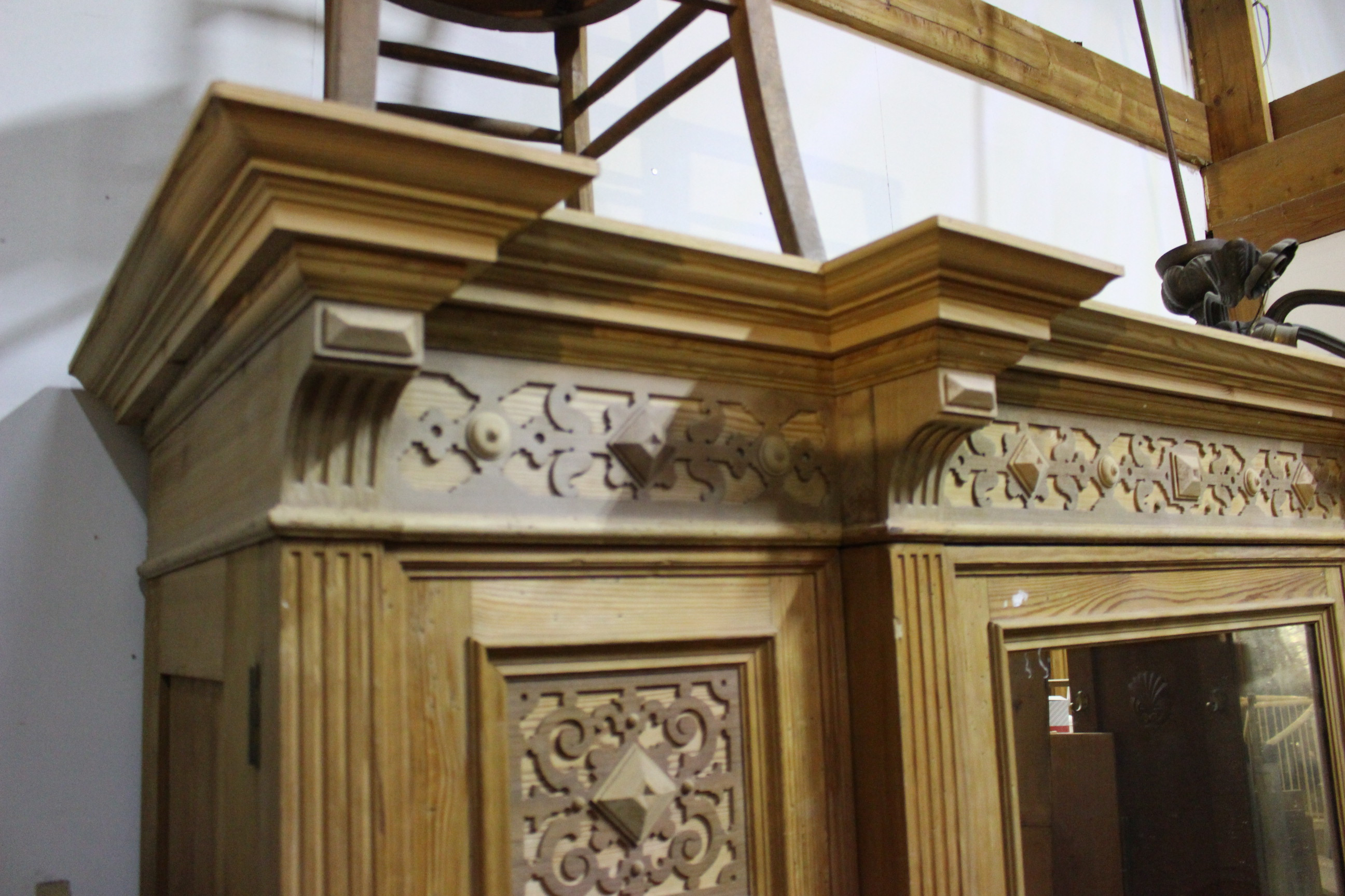 Alter Dielenschrank, Kleiderschrank Kiefer gelaugt Gründerzeit zerlegbar. (Art.-Nr. 01081)