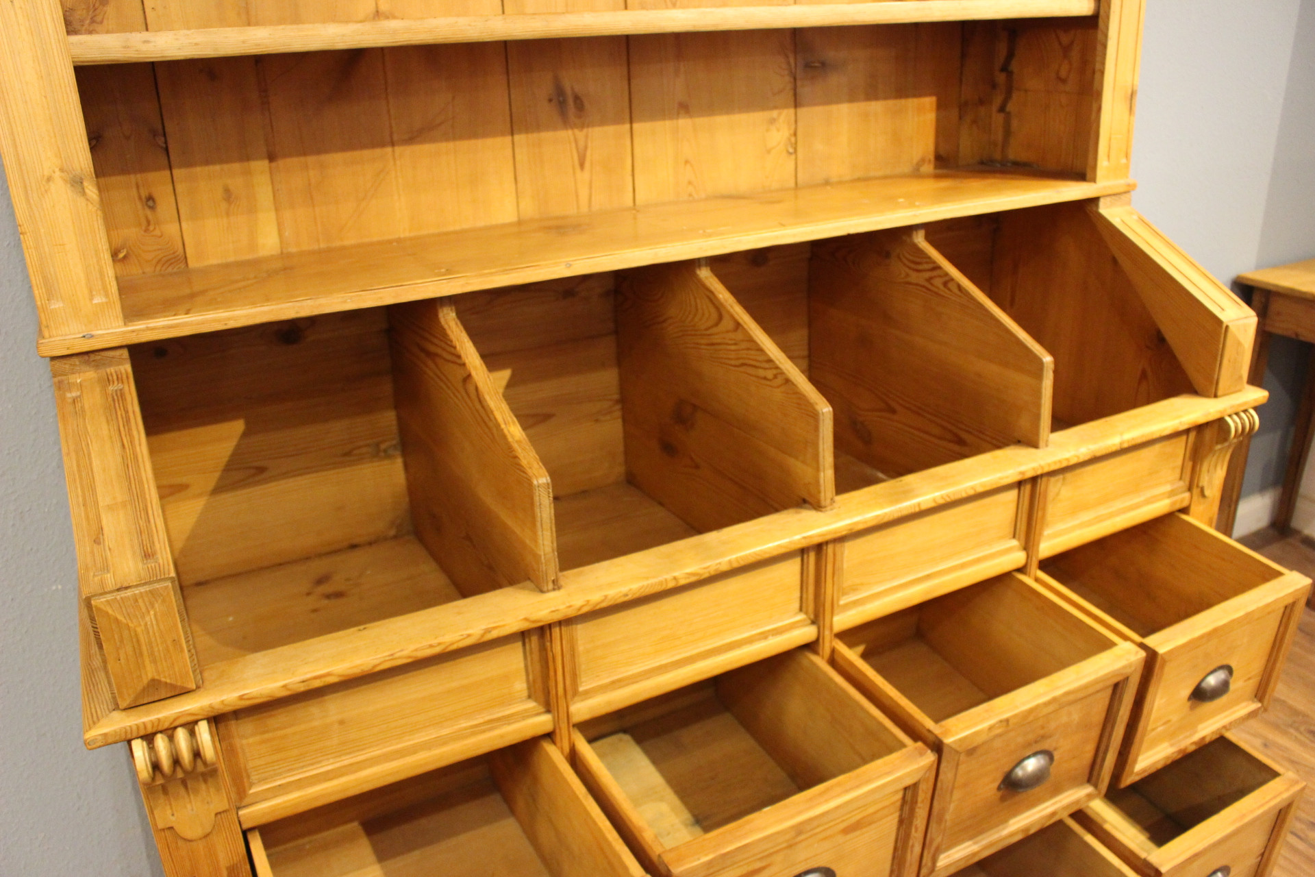 Alter Kaufmannsladen, Tresenrückenwand, Bücherwand (Art.-Nr. 05198)