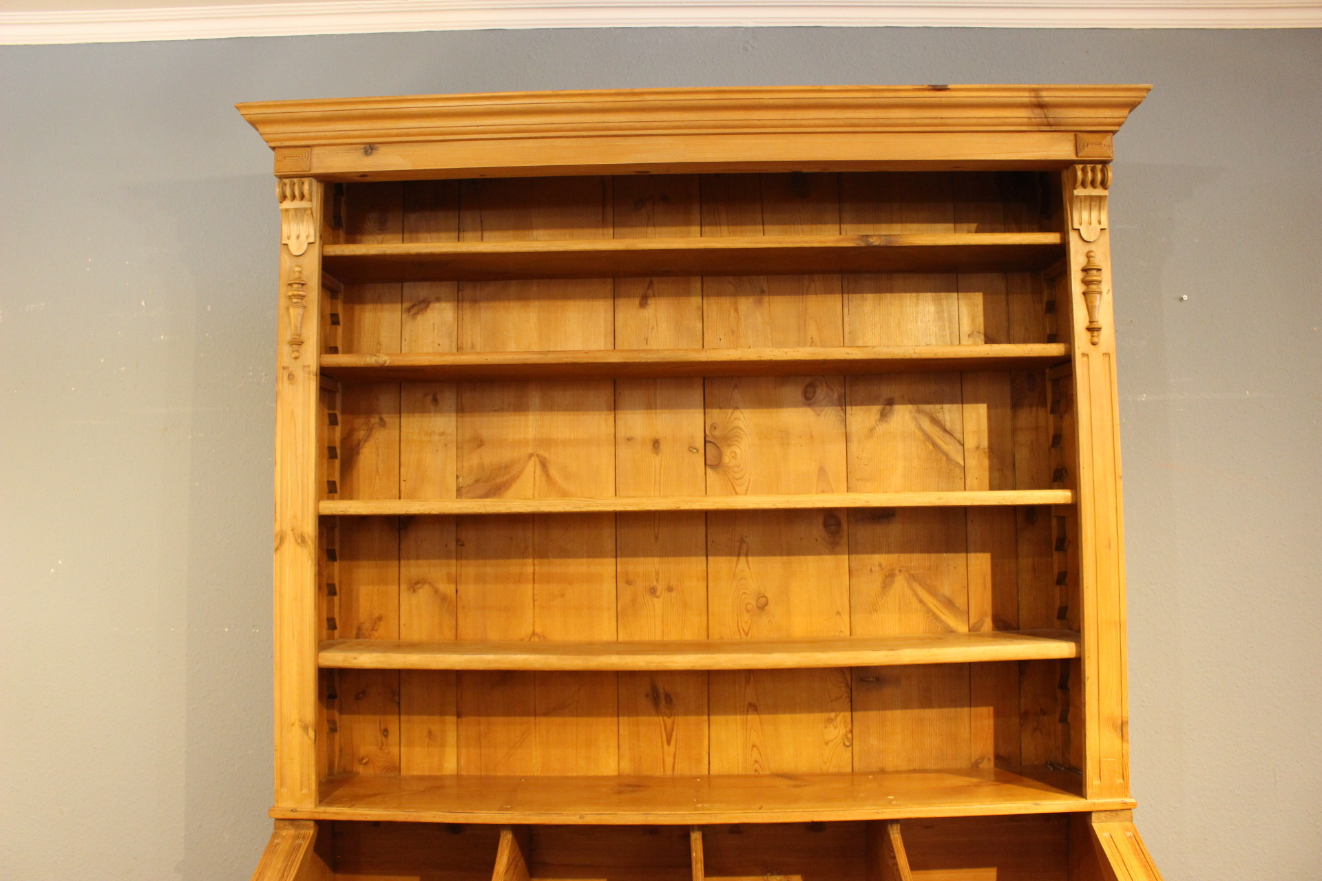 Alter Kaufmannsladen, Tresenrückenwand, Bücherwand (Art.-Nr. 05198)