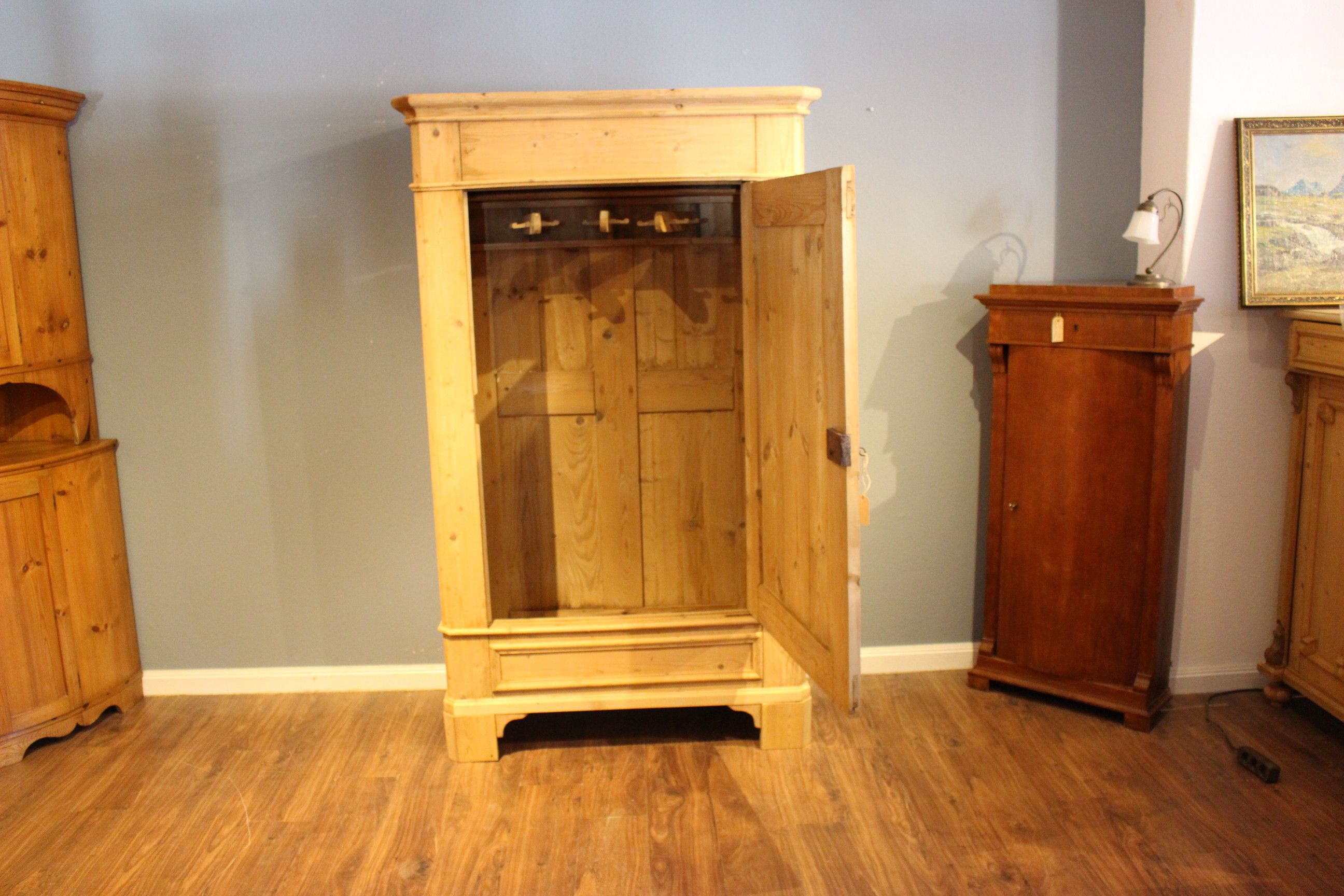 Alter Kleiderschrank, Bauernschrank in Kiefer antik, eintürig (Art.-Nr. 03856)