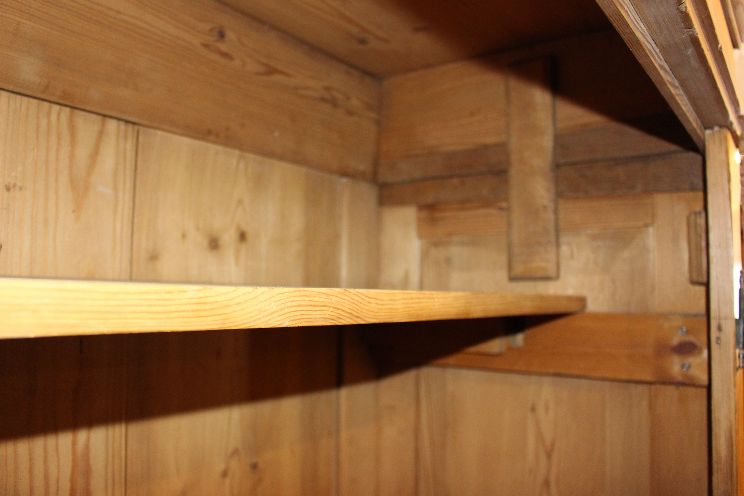 Alter Kleiderschrank, Bauernschrank in Kiefer antik, eintürig (Art.-Nr. 04042)