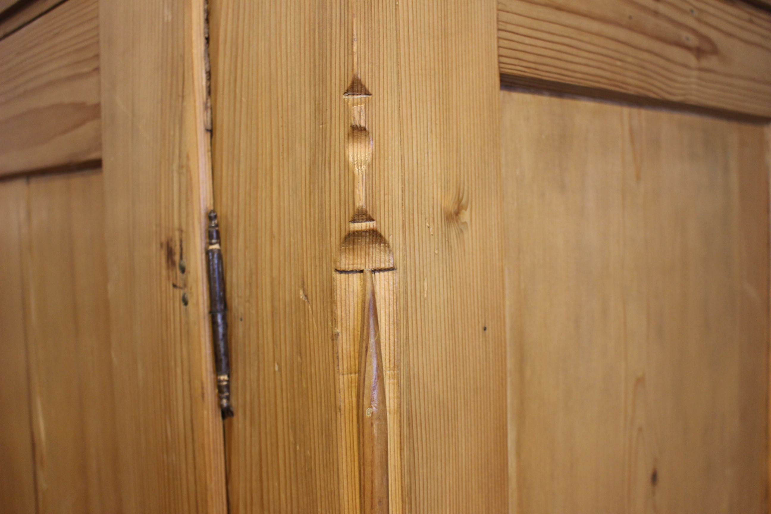 Alter Kleiderschrank, Bauernschrank in Kiefer antik, eintürig (Art.-Nr. 04042)