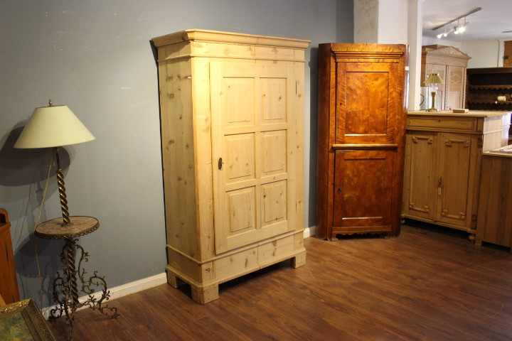 Alter Kleiderschrank, Bauernschrank in Kiefer,  antik (Art.-Nr. 04231)