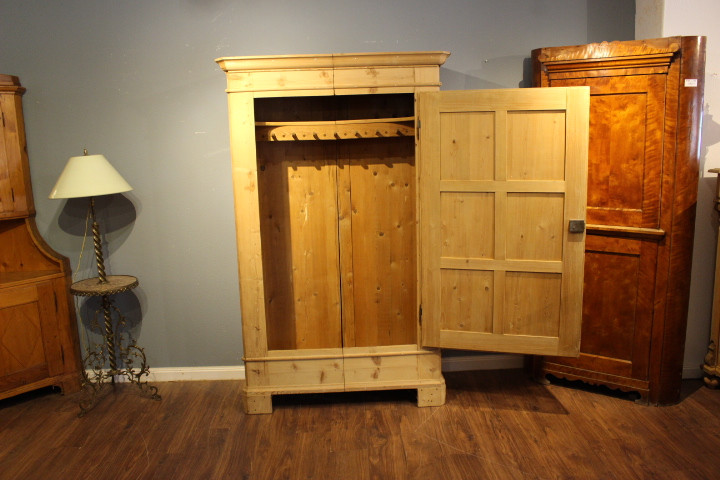 Alter Kleiderschrank, Bauernschrank in Kiefer,  antik (Art.-Nr. 04231)