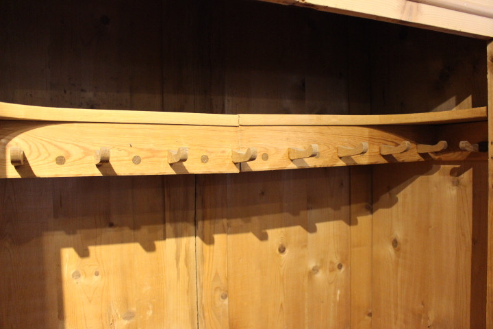 Alter Kleiderschrank, Bauernschrank in Kiefer,  antik (Art.-Nr. 04231)