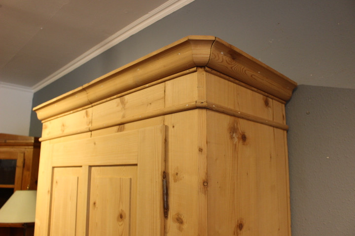 Alter Kleiderschrank, Bauernschrank in Kiefer,  antik (Art.-Nr. 04231)