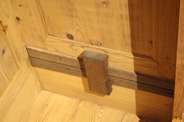 Alter Kleiderschrank, Bauernschrank in Kiefer antik, eintürig (Art.-Nr. 04104)
