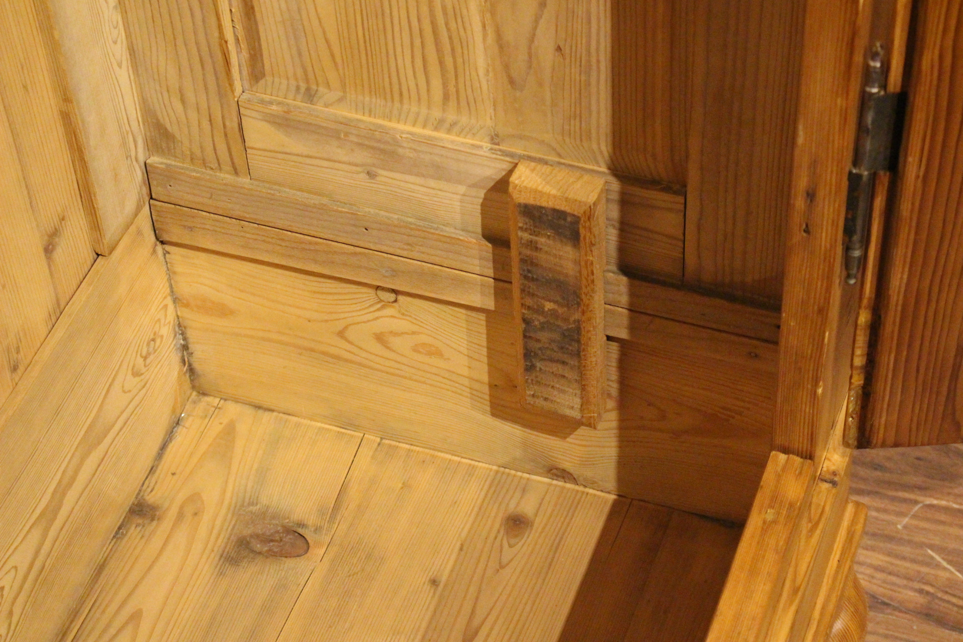 Alter Kleiderschrank, Bauernschrank in Kiefer, eintürig (Art.-Nr. 04225)