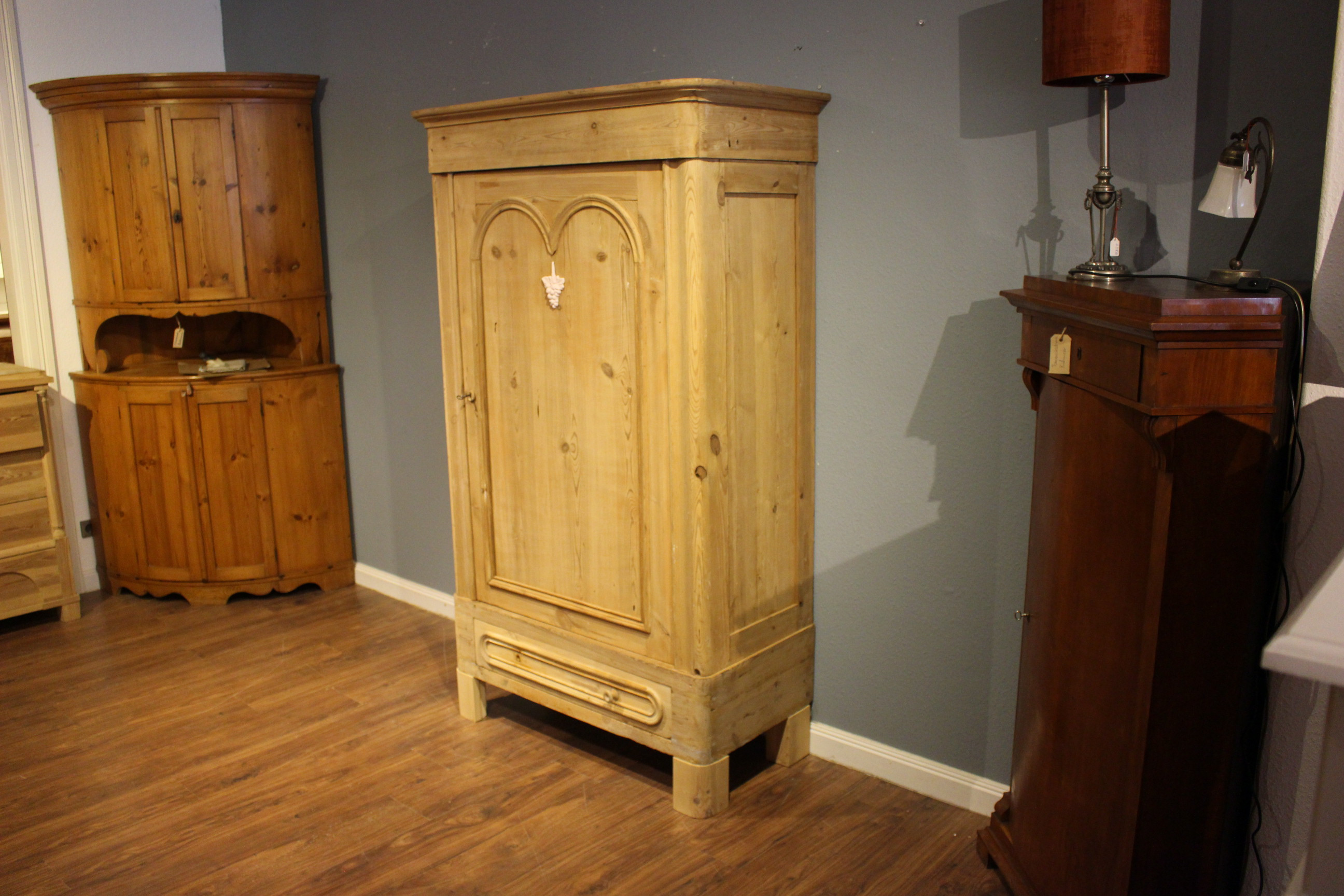 Alter Kleiderschrank, Wäscheschrank in Kiefer antik, eintürig (Art.-Nr. 03870)