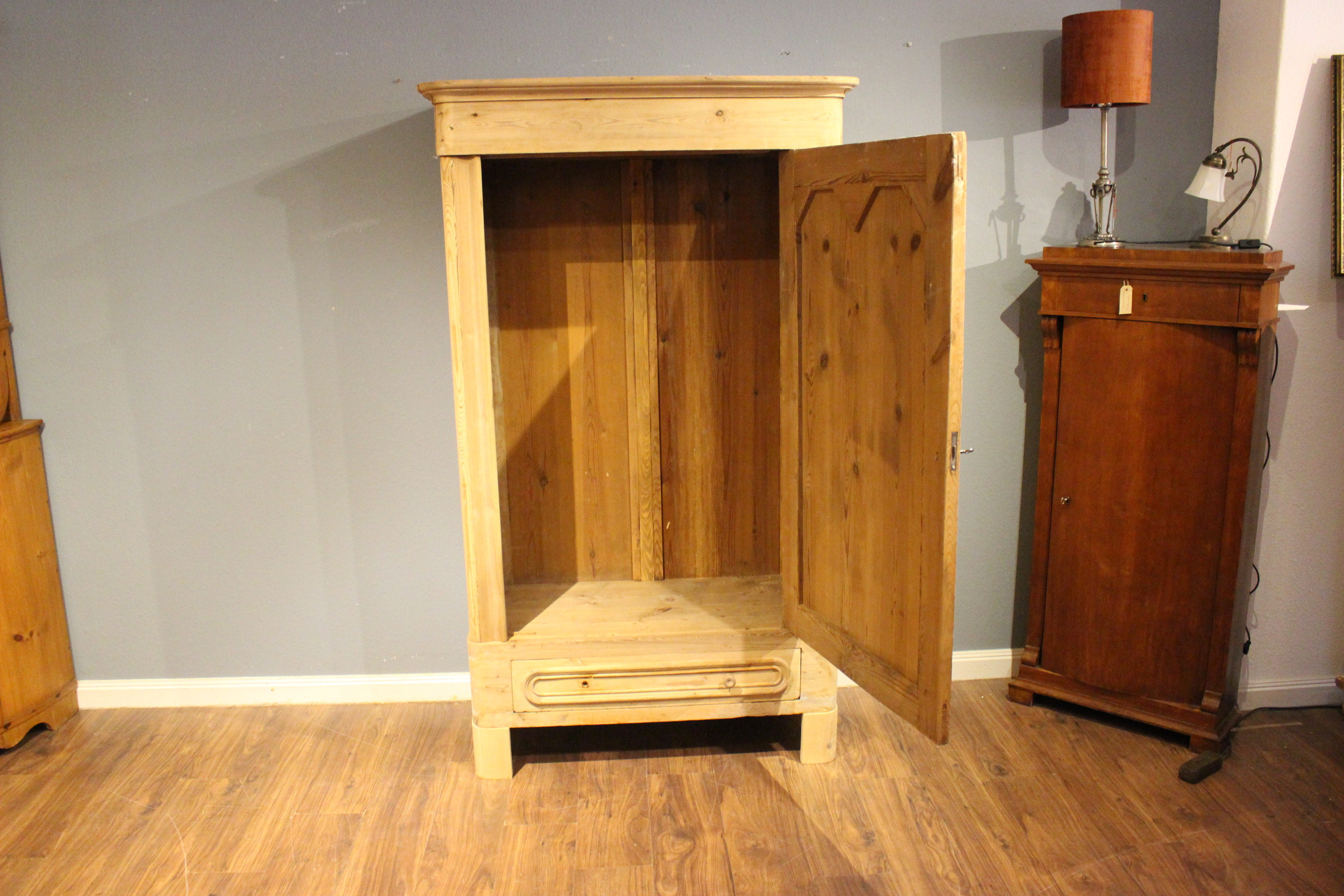 Alter Kleiderschrank, Wäscheschrank in Kiefer antik, eintürig (Art.-Nr. 03870)