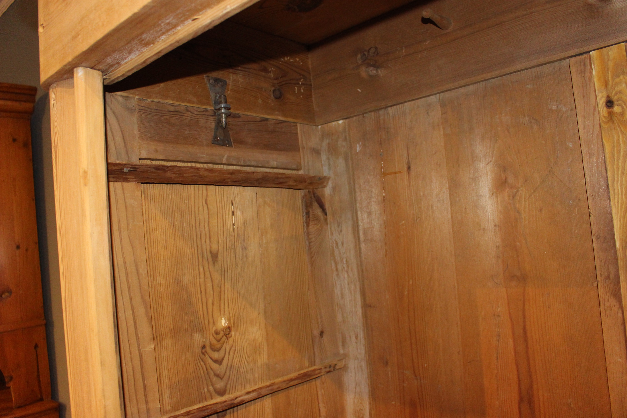 Alter Kleiderschrank, Wäscheschrank in Kiefer antik, eintürig (Art.-Nr. 03870)
