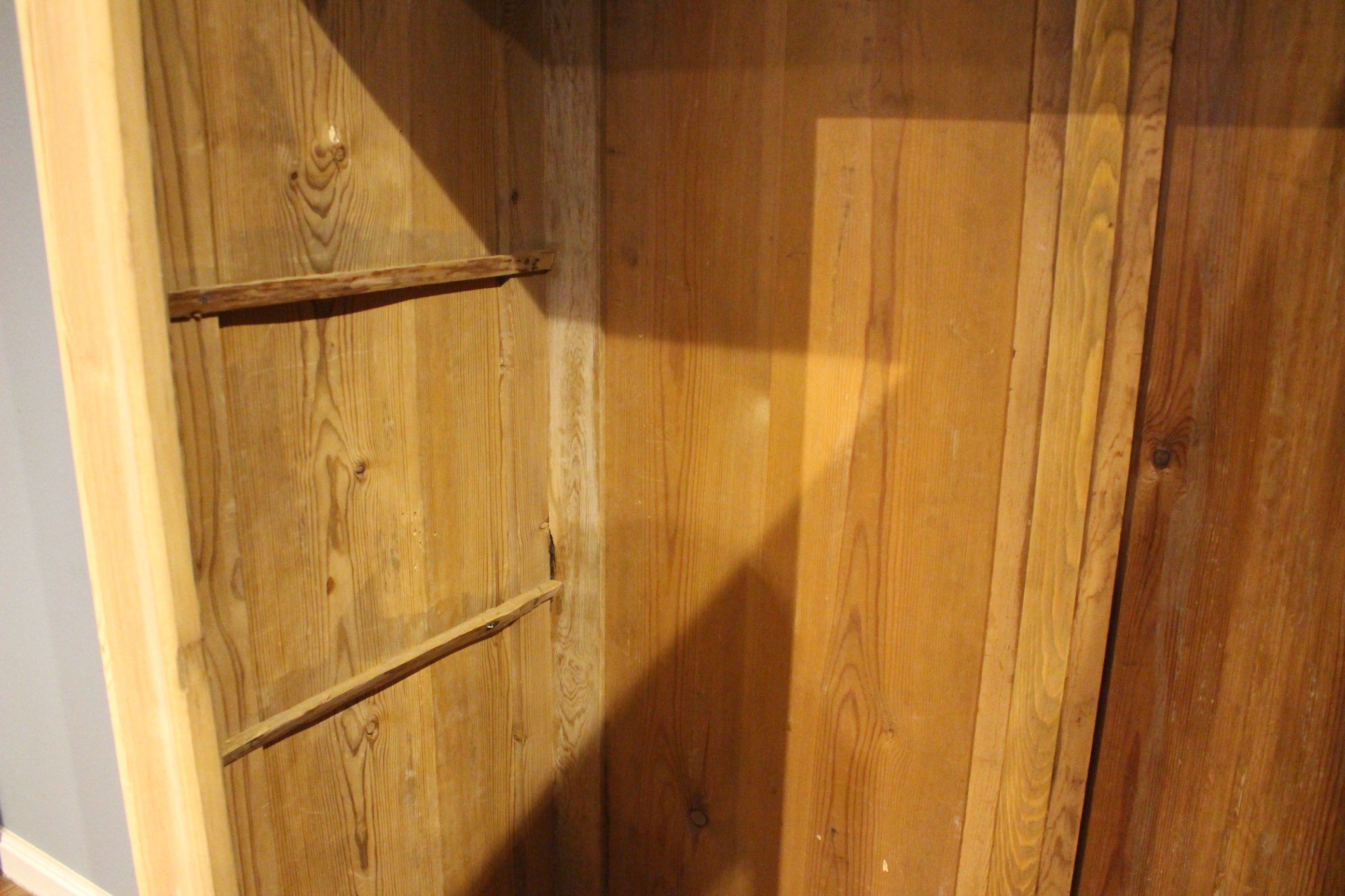 Alter Kleiderschrank, Wäscheschrank in Kiefer antik, eintürig (Art.-Nr. 03870)