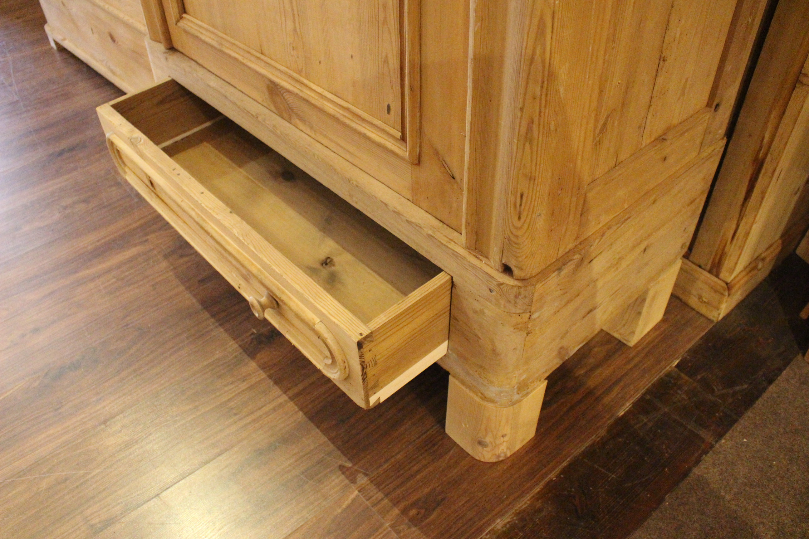 Alter Kleiderschrank, Wäscheschrank in Kiefer antik, eintürig (Art.-Nr. 03870)