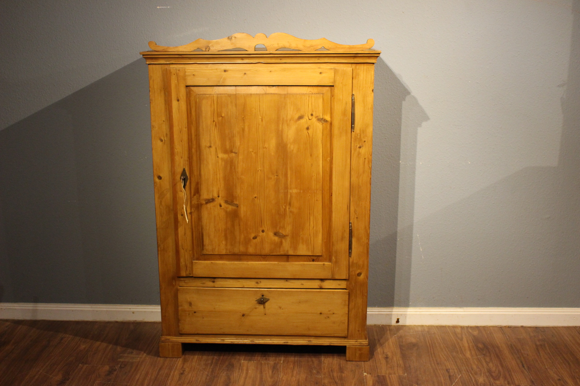 Alter Vorratschrank in Kiefer antik, eintürig (Art.-Nr.: 04095)