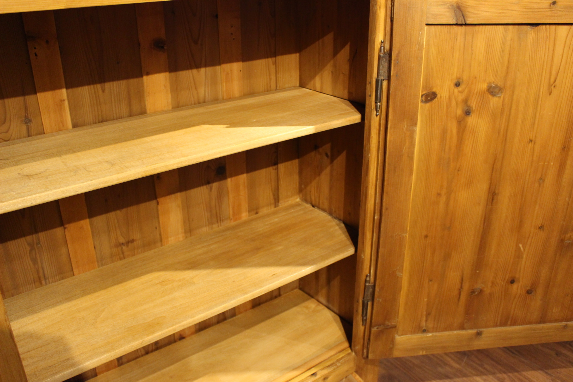 Alter Vorratschrank in Kiefer antik, eintürig (Art.-Nr. 04095)