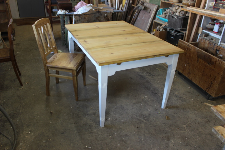 Anfertigung eines Ausziehtisches, Kiefergeölt und Gestell weiß (Art.-Nr. 05184)