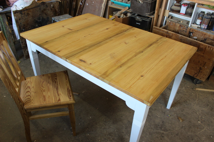 Anfertigung eines Ausziehtisches, Kiefergeölt und Gestell weiß (Art.-Nr. 05184)