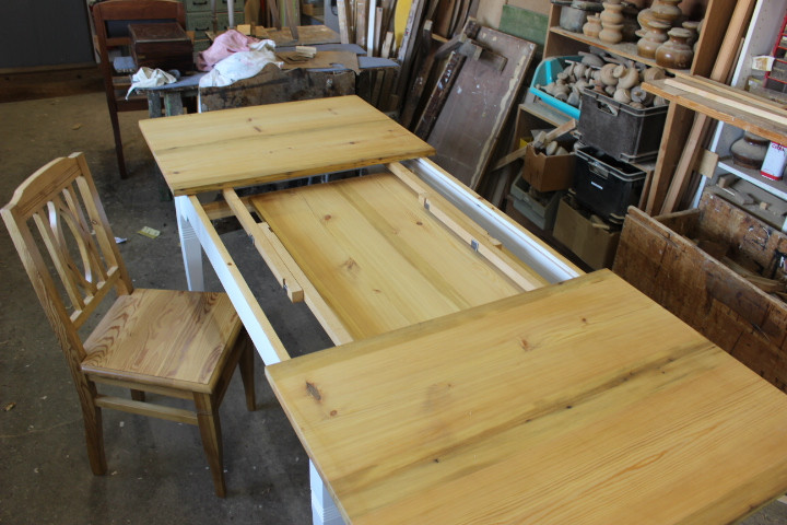 Anfertigung eines Ausziehtisches, Kiefergeölt und Gestell weiß (Art.-Nr. 05184)