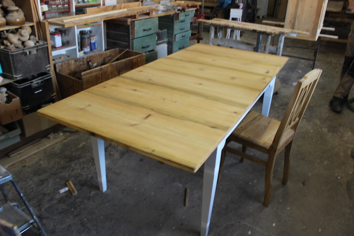 Anfertigung eines Ausziehtisches, Kiefergeölt und Gestell weiß (Art.-Nr. 05184)